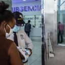 El principal -y más grande- hospital público del suroccidente de Colombia resiste con poco espacio en sus camas UCI para atender el alto número de pacientes covid que necesitan ventilación mecánica.