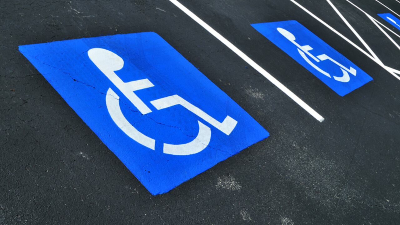 vender carteles falsos de discapacidad es un acto criminal e impacta la vida diaria de numerosos residentes que viven en la ciudad.