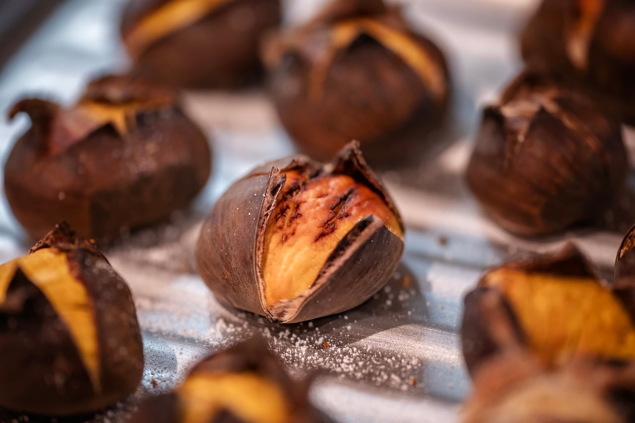 Las castañas frescas contienen bastante agua, y al calentarse se genera vapor dentro de la piel.