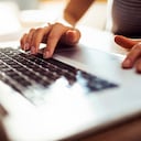 Cerca de una mujer joven que trabaja desde casa