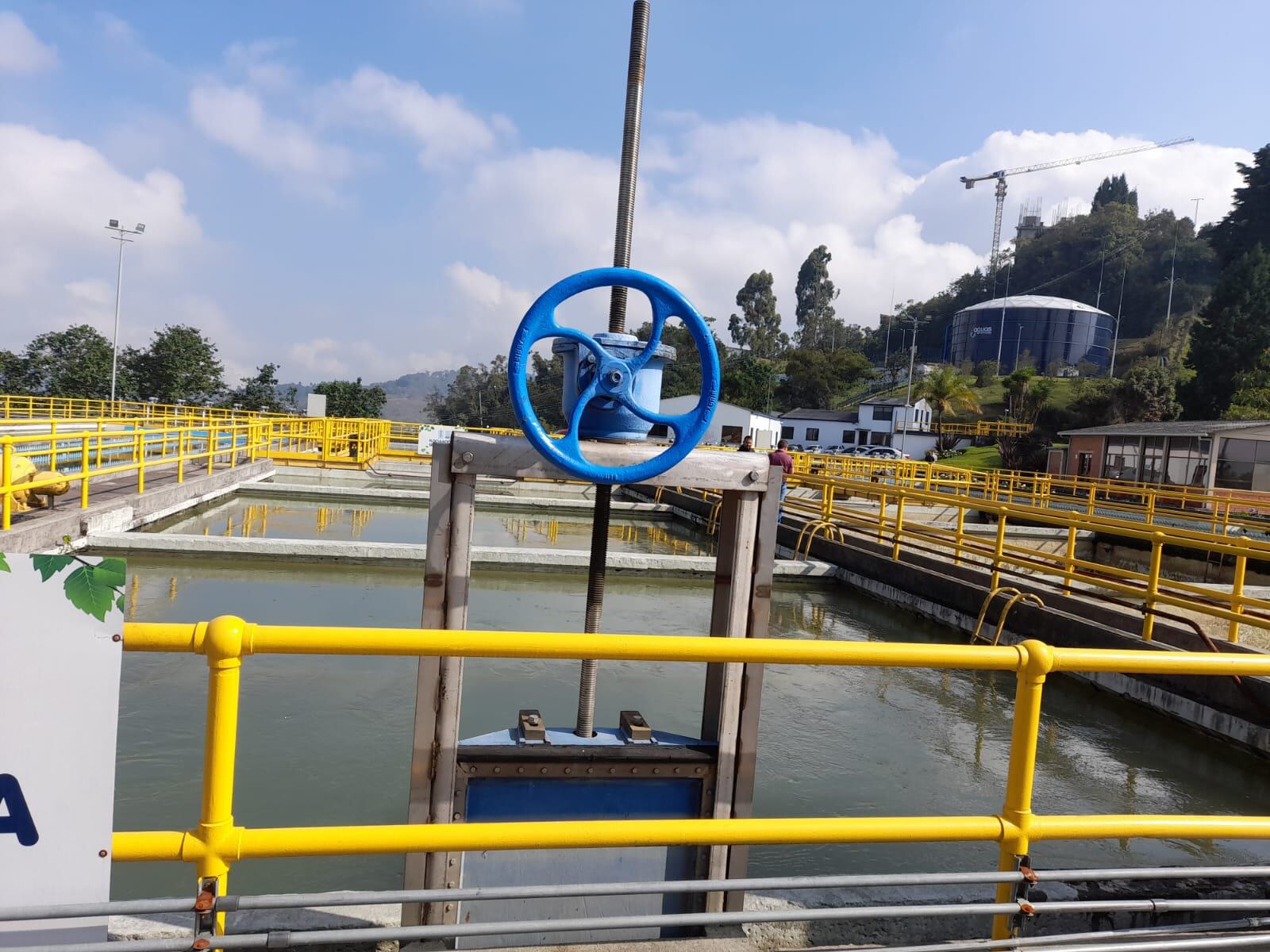 El agua que está llegando a los hogares no presenta colores oscuros o diferentes a lo normal
