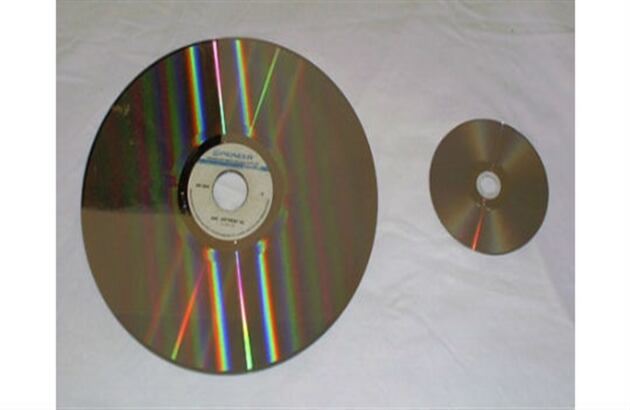 El Laser disc entra al mercado en 1978 siendo el primer sistema de almacenamiento en disco óptico y fue usado principalmente para reproducir películas, no tuvo éxito por su alto costo, aquí vemos su gran tamaño en comparación con CD de 32 revoluciones 