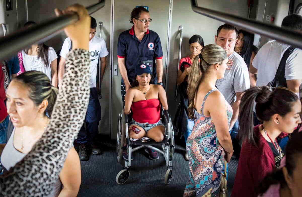 Virgelina María Contreras Maldonado es capáz de maniobrar su silla de ruedas sin mayores contratiempos. Foto: Cristhian Agudelo/ Instituto Henry Agudelo