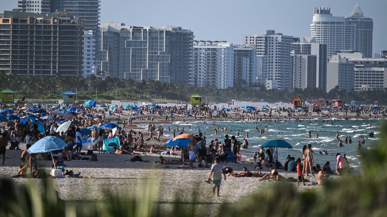 Turistas disfrutan de las playas de Miami Beach mientras la ciudad implementa un operativo especial de Spring Break 2026 para controlar el flujo de visitantes y garantizar la seguridad.