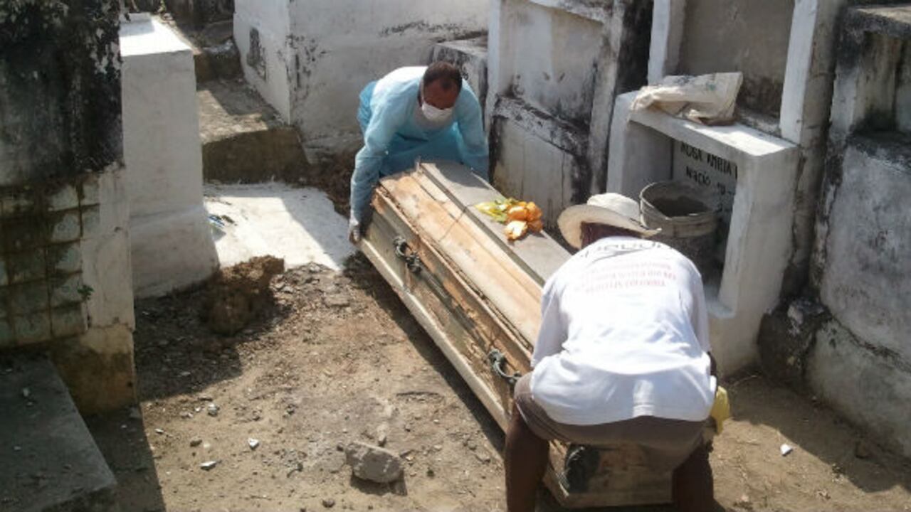 Así fue la exhumación de los cuerpos del hijo y del esposo de María del Carmen Ruiz.