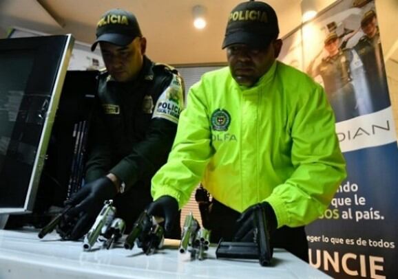 La Policía Fiscal y Aduanera, Polfa, con el apoyo de agencias de los Estados Unidos y de la Fiscalía General de la Nación, realiza un exhaustivo control en los aeropuertos del país para evitar el ingreso de armas ilegales a través de la modalidad de encomiendas. Foto Cortesía Policía Fiscal y Aduanera, Polfa.