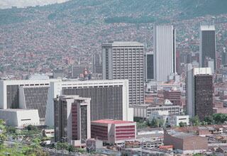 A lo largo de las últimas dos décadas, la persistencia del conflicto armado urbano y la presencia de grupos como el Cartel de Medellín dispararon la tasa de homicidios en la capital antioqueña. 
