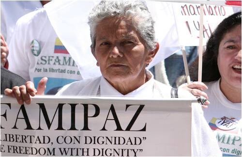 Doña Emperatriz de Guevara, quien lleva dos años reclamando que le devuelvan el cadáver de su hijo el mayor Julián Ernesto Guevara, salió a las calles a protesar contra las Farc.  