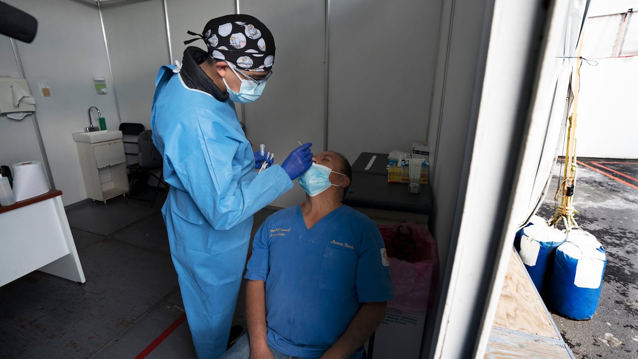 Pruebas covid-19. (AP Photo/Marco Ugarte)