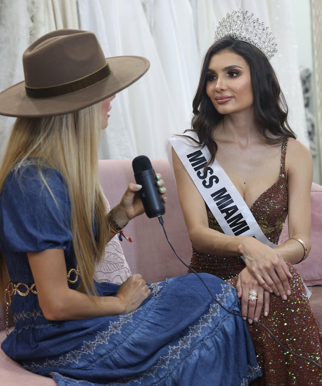 Katherine Castaño, modelo, actriz y presentadora nacida en Colombia, se ha convertido en una de las candidatas destacadas en la edición 2025 del certamen Miss Florida USA