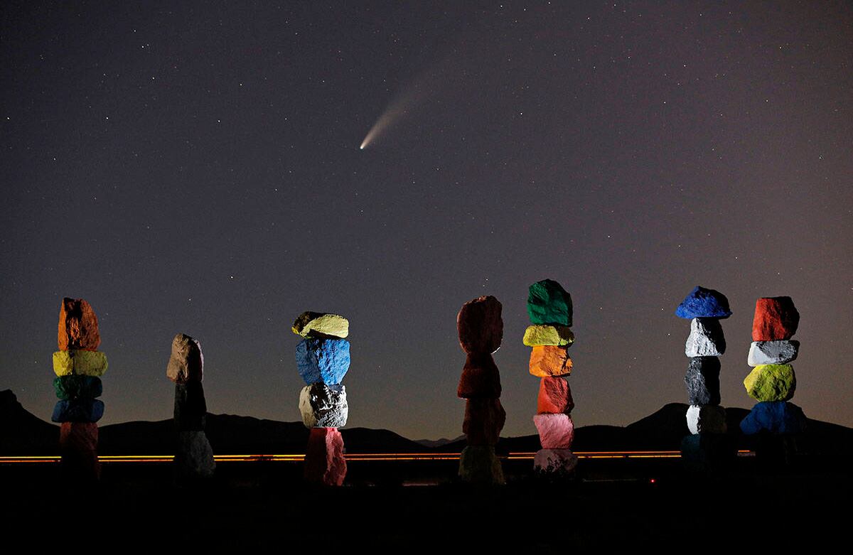  El cometa Neowise se ve en el cielo nocturno sobre la obra de arte titulada: “Siete montañas mágicas“, por el artista Ugo Rondinone,  jueves 16 de julio de 2020, cerca de Jean, Nev., al sur de Las Vegas. Foto: John Locher/ AP