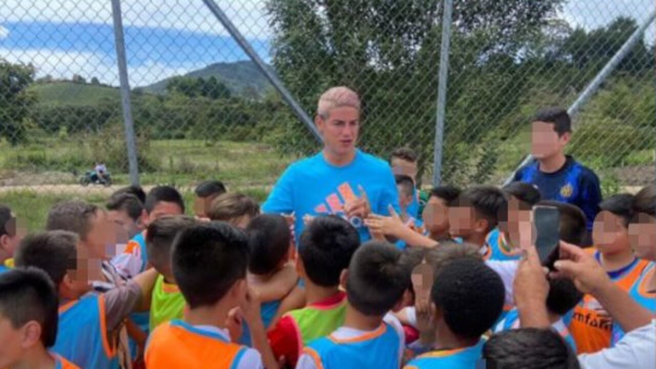 James visitó a un grupo de niños futbolistas del Carmen de Viboral, Antioquia.