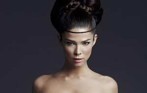 Con un vestido de 'Palabra de honor' de Óscar de la Renta. Maquillaje: Sylvie Imbert, inspirado en la película Grandes esperanzas.