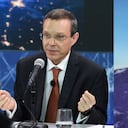 Avi Loeb junto a imagen de nueva imagen sobre objeto volador captado por el Pentágono.
