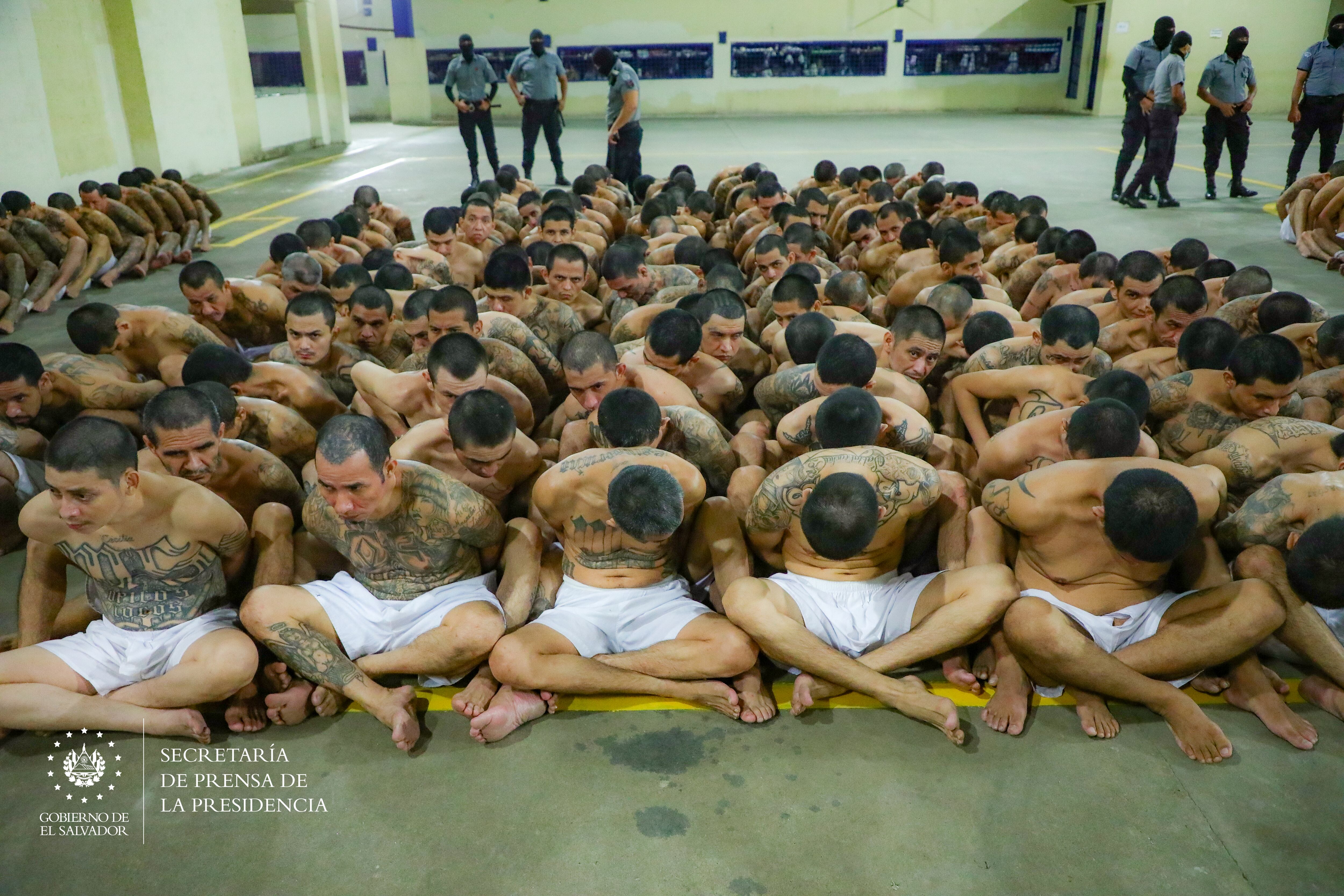 Rapados y en pantalonetas; el traslado del os primeros presos a la Cecot, super cárcel de El Salvador, considerada la más grande de América.