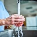 Doctor lavándose las manos durante el covid-19