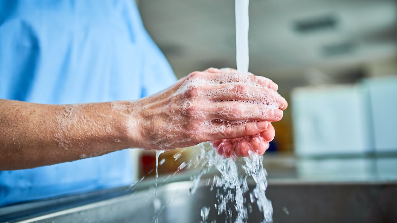 El lavado de manos frecuente y el uso de gel antibacterial hace que las manos se resequen y necesiten cuidados especiales.