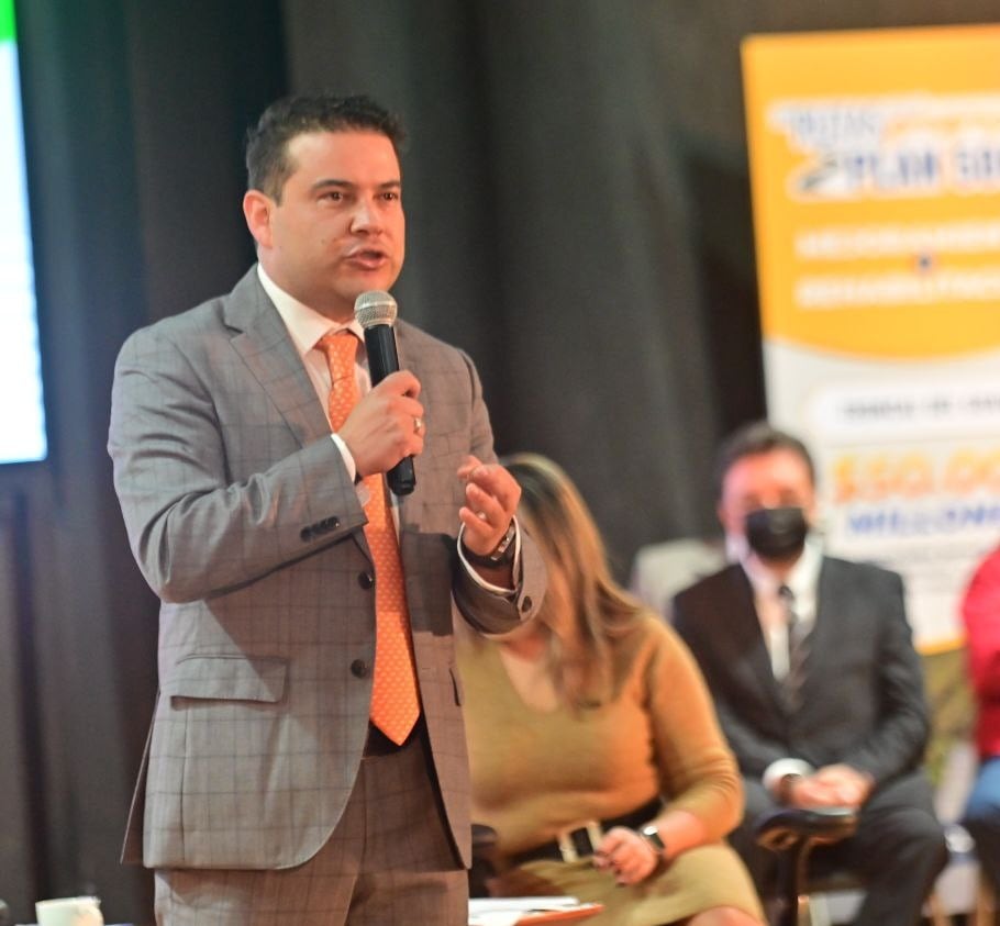 Gobernador de Cundinamarca. Nicolás García, anunciando el Plan 500.