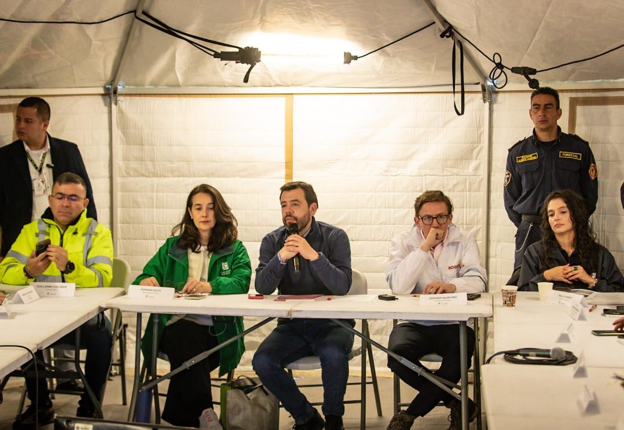 Alcalde Carlos Fernando Galán en el Puesto de Mando Unificado