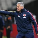 SAO PAULO, BRAZIL - NOVEMBER 11: Head coach of Colombia Reinaldo Rueda gestures during a match between Brazil and Colombia as part of FIFA World Cup Qatar 2022 Qualifiers at Neo Quimica Arena on November 11, 2021 in Sao Paulo, Brazil. (Photo by Alexandre Schneider/Getty Images)