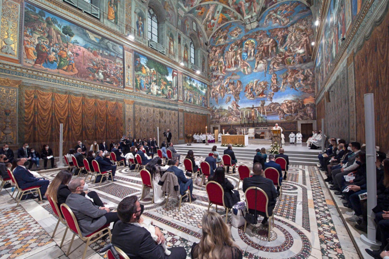 El papa Francisco bautizó a bebés en la Capilla Sixtina, donde se lleva a cabo el cónclave para elegir al nuevo papa.