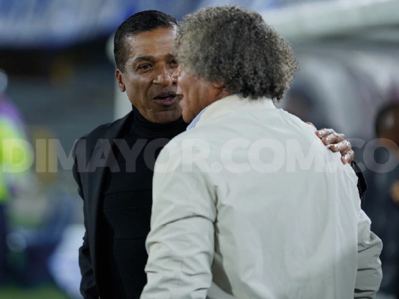 Alberto Gamero y Alexis García hablando antes del partido