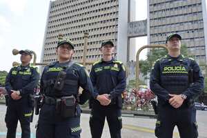 Tras el anuncio del Alcalde Alejandro Eder de que la policía se tome las calles de la ciudad, se puede observar la presencia de la fuerza pública en las calles de la ciudad e interactuando con los caleños.
