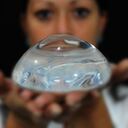 La Fundación H2O recordó que los implantes mamarios PIP contienen más de 18 componentes tóxicos, lo cual los hace perjudiciales para la salud. En el 2012 se conoció la alerta por estas prótesis, fabricadas en Francia y certificadas por una compañía alemana.