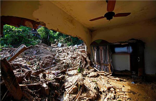 El lodo y los escombros que venían de un deslizamiento rompieron los muros de una casa y la invadieron. La trágica escena se vivió cerca del morro Niteroi, en el barrio Boa Vista, en Río de Janeiro. 
