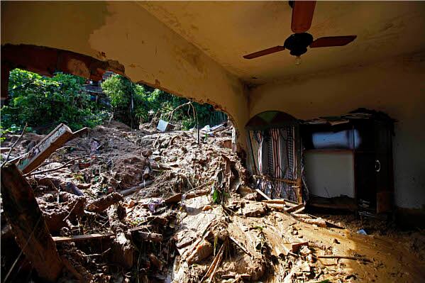 El lodo y los escombros que venían de un deslizamiento rompieron los muros de una casa y la invadieron. La trágica escena se vivió cerca del morro Niteroi, en el barrio Boa Vista, en Río de Janeiro. 