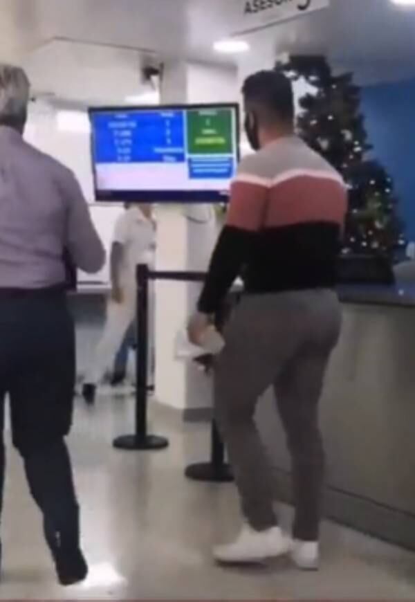 El sujeto agredió a trabajadoras de la entidad.