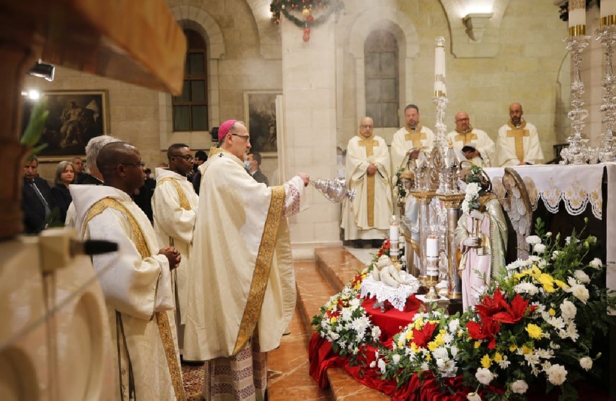 El patriarca de  Jerusalén Pierbattista Pizzaballa dirige una misa de medianoche de Navidad  en la iglesia de la Natividad, en Belén, Cisjordania.