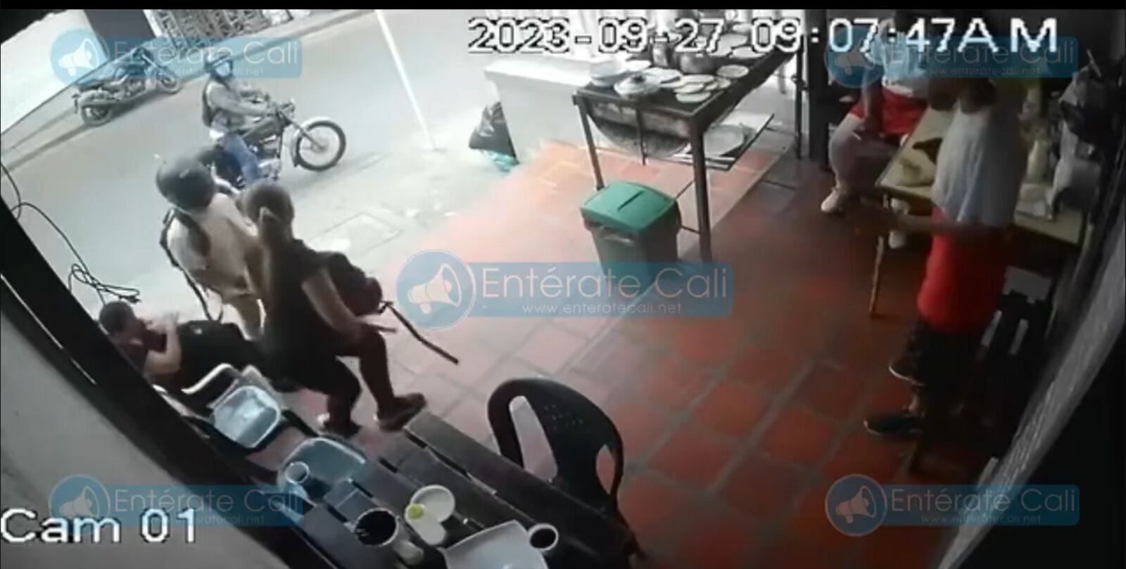Una cámara de seguridad grabó el hecho.