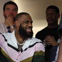 LeBron estuvo en uno de los palcos del SoFi Stadium