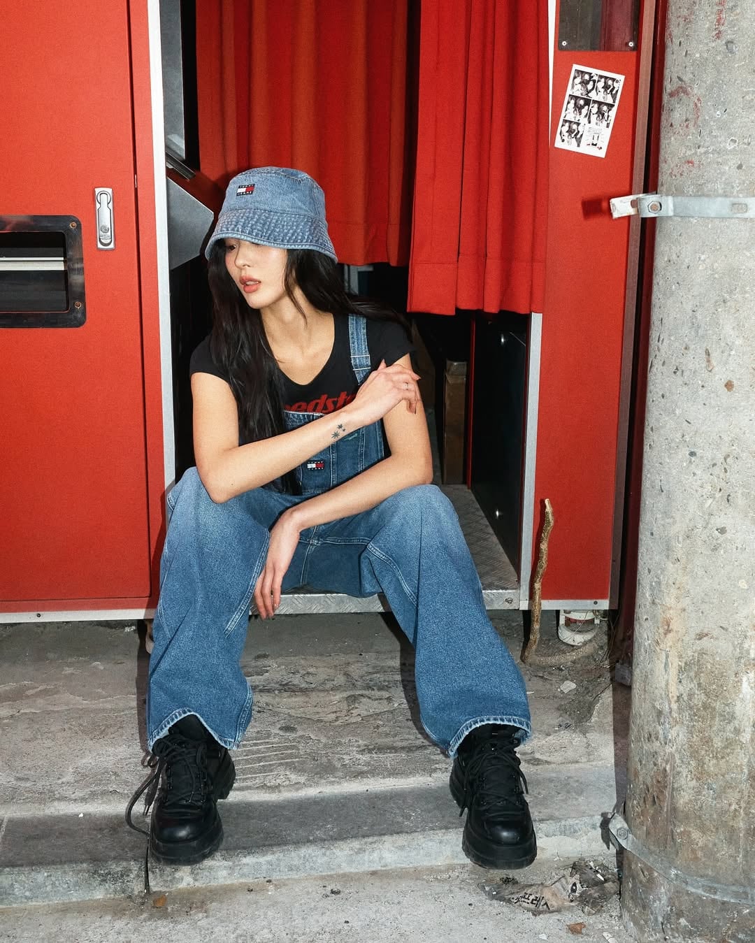 Jang en una variedad de atuendos que combinan elementos clásicos de Tommy Jeans con tendencias actuales.