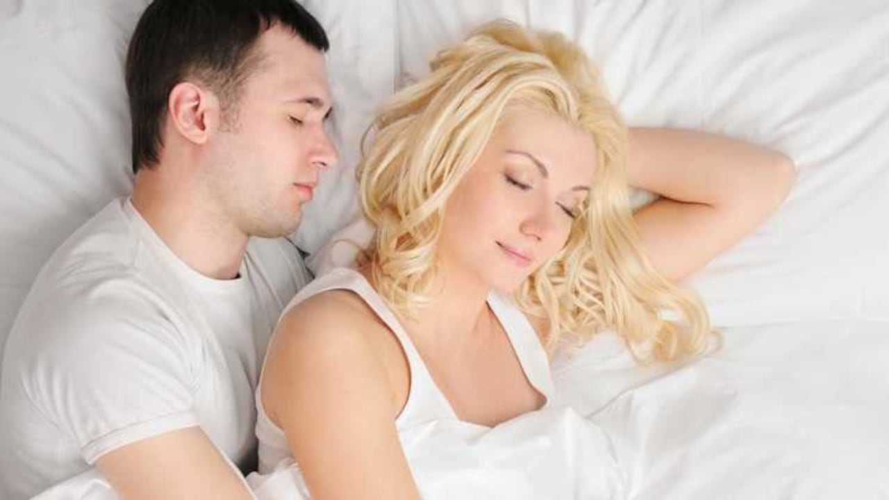 Algunos estudios han observado una mejor calidad de sueño cuando las personas duermen juntas.