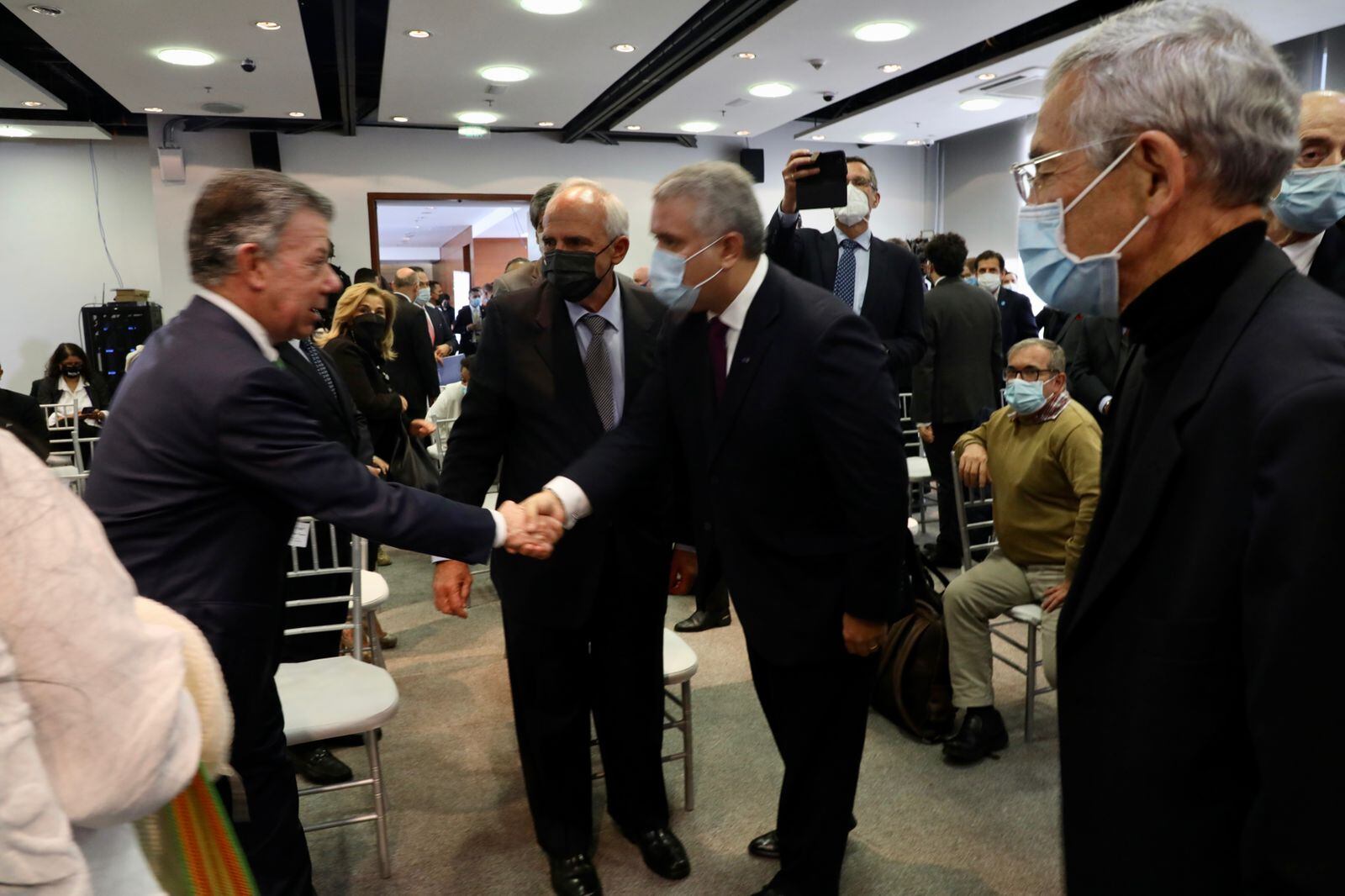 El apretón de manos entre el presidente Iván Duque y el exmandatario Juan Manuel Santos.