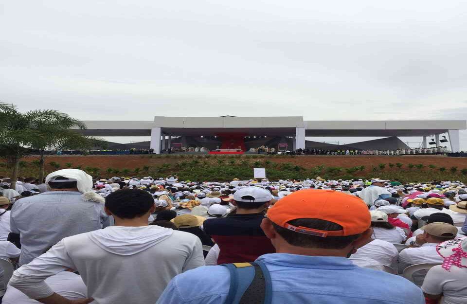 Asistentes a la misa que presidió el papa Francisco. Foto: Cristian Leguizamón// SEMANA. 