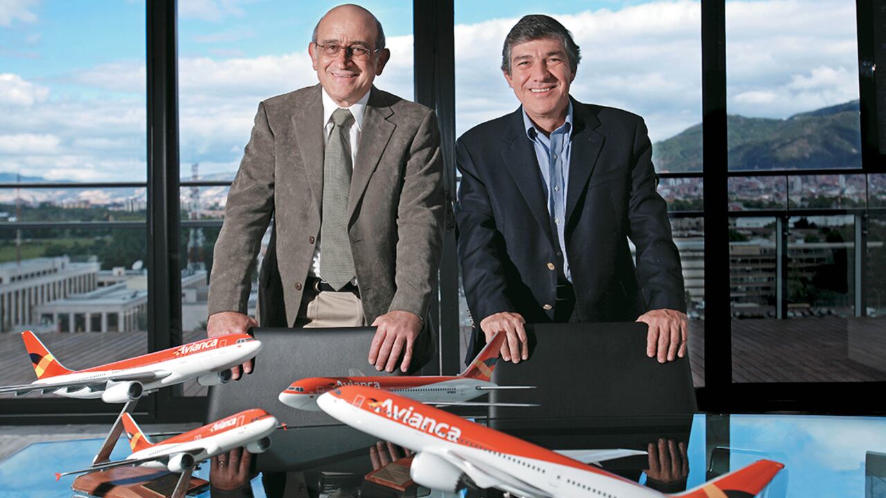 Germán Efromovich, dueño de Avianca, en compañía del presidente de la aerolínea, Fabio Villegas.