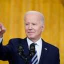 El presidente Joe Biden pide a los periodistas que hagan preguntas mientras habla sobre la invasión rusa de Ucrania en el Salón Este de la Casa Blanca, el jueves 24 de febrero de 2022, en Washington. (Foto AP/Alex Brandon)