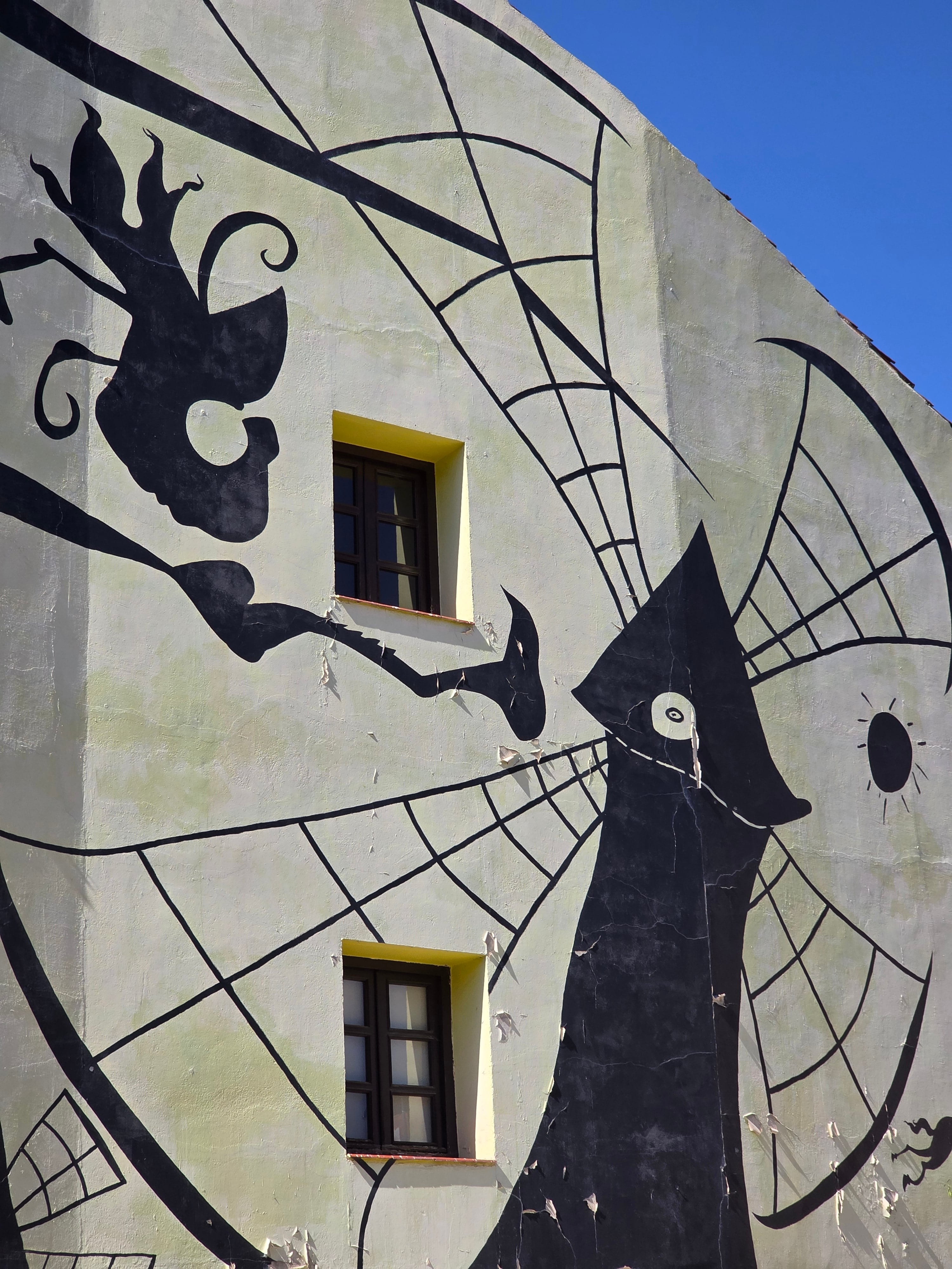 Los molinos hechos street art en alcalá de Henares. Se respira a Cervantes en esta ciudad de siglos.