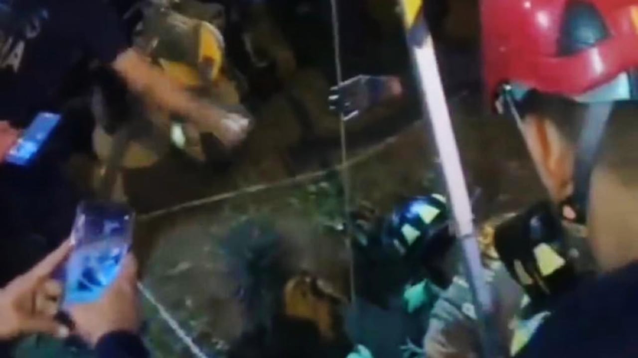 Una joven de 18 años cayó a una alcantarilla sin tapa en Barranquilla.