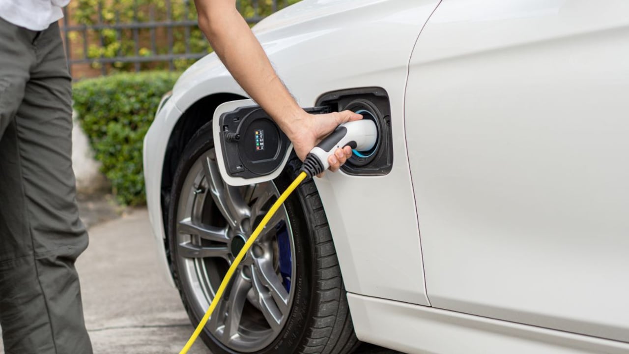 Así se cargan los carros eléctricos en Colombia.
