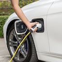 Así se cargan los carros eléctricos en Colombia.