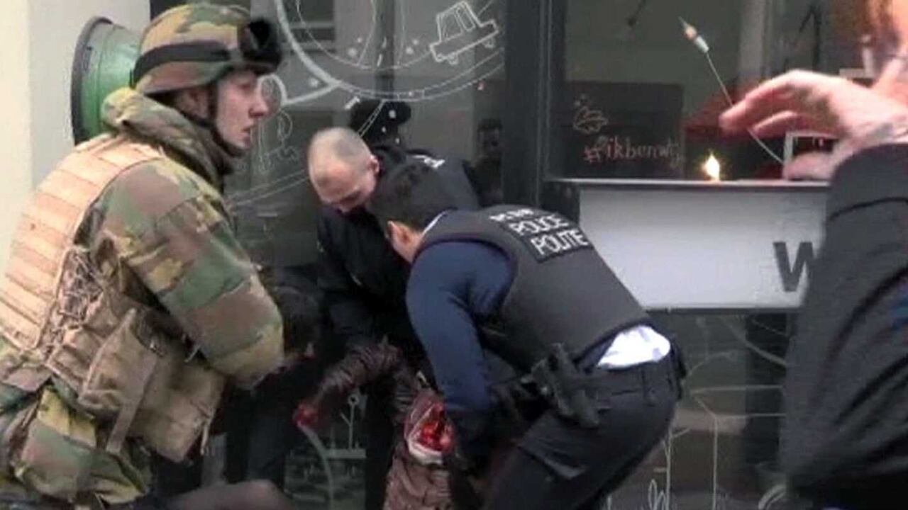 Una ola de atentados en Bruselas dejaron al menos 21 muertos y una decena de heridos.