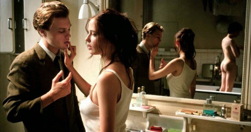 'Soñadores' (2003) Dirigida por Bernardo Bertolucci e inspirada en la novela ‘The holy innocents’, se desarrolla durante los sucesos de mayo del 68 en París. Matthew es un estudiante norteamericano que conoce a Isabelle y Theo, dos hermanos que asisten con frecuencia a una cinemateca. De allí surge una amistad determinada por discusiones de cine, ideología y política. Isabelle y Matthew se involucran amorosamente. Sin embargo, los extraños lazos fraternales con su hermano obstaculizan la relación. 