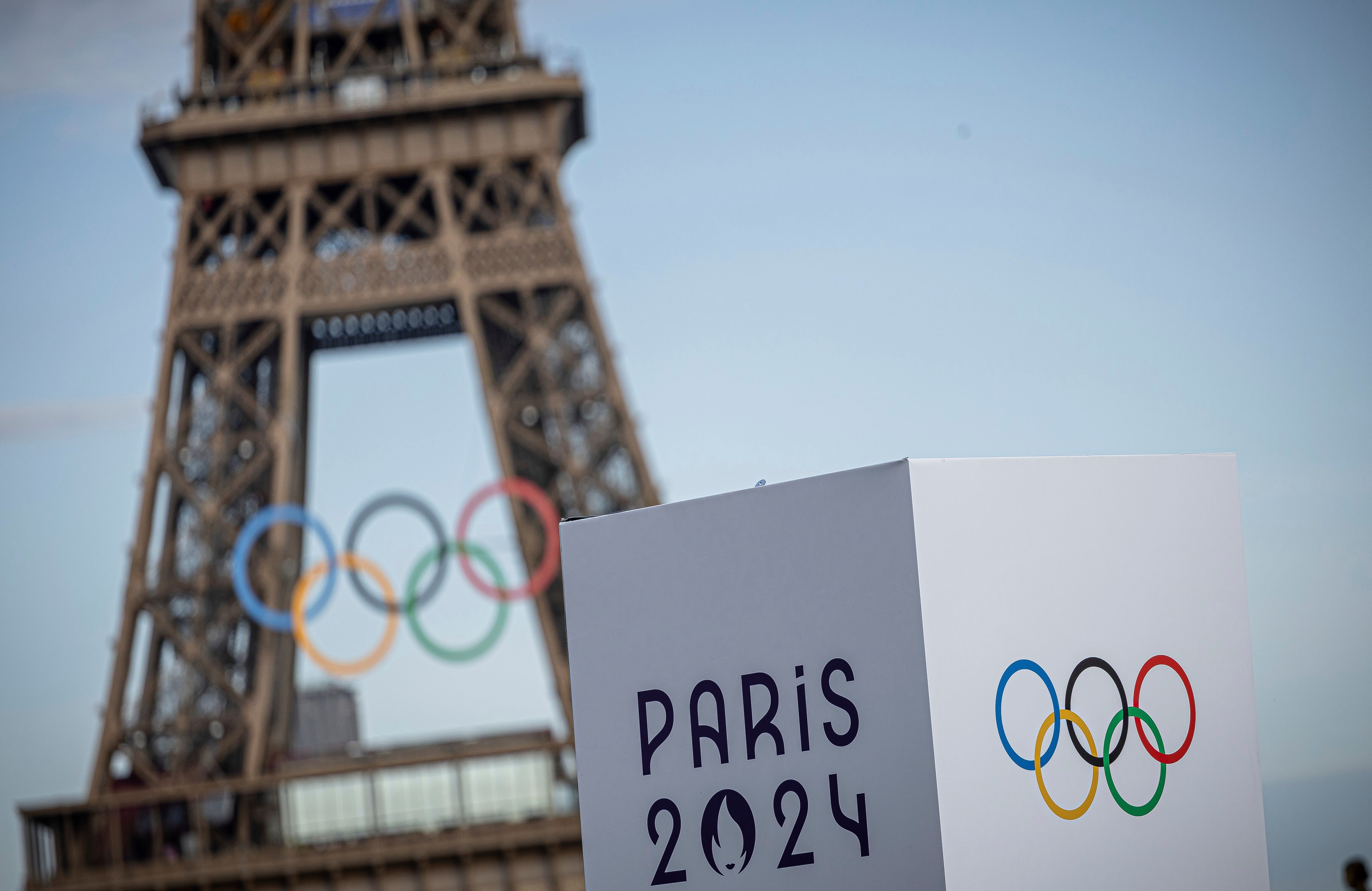 Los anillos olímpicos se ven en la Torre Eiffel, el domingo 14 de julio de 2024, en París. (Foto AP/Aurelien Morissard)