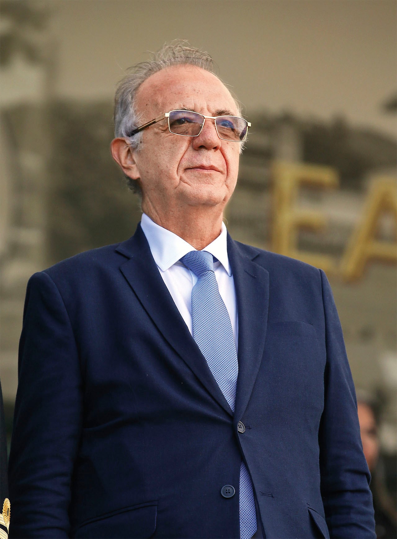  Sectores políticos denuncian la injerencia de Velásquez en el MinDefensa. 