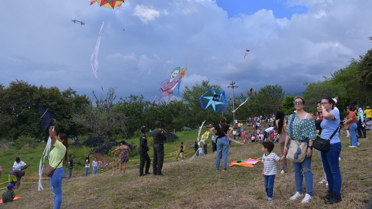 Festival departamental de cometas "paraíso de todos". Este festival se realiza en el municipio de cerrito en la hacienda el paraíso.