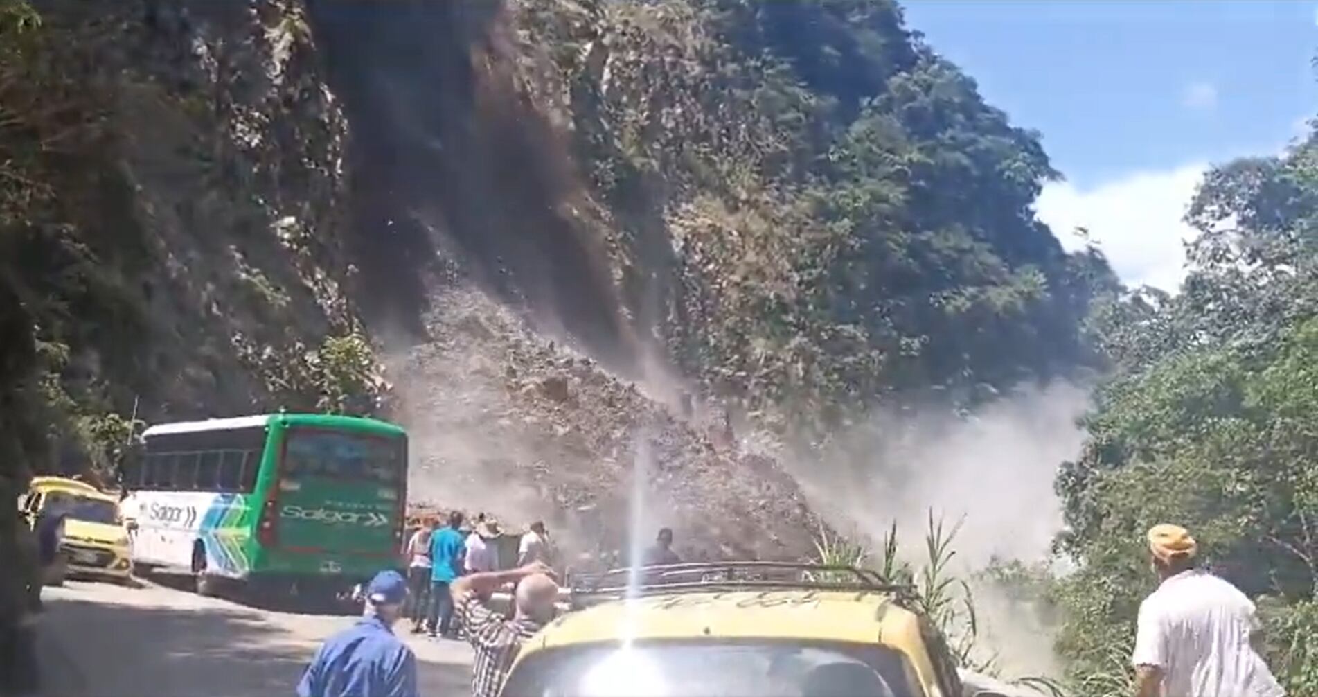 El deslizamiento de tierra en El Barroso bloqueó la vía Medellín-Salgar.
